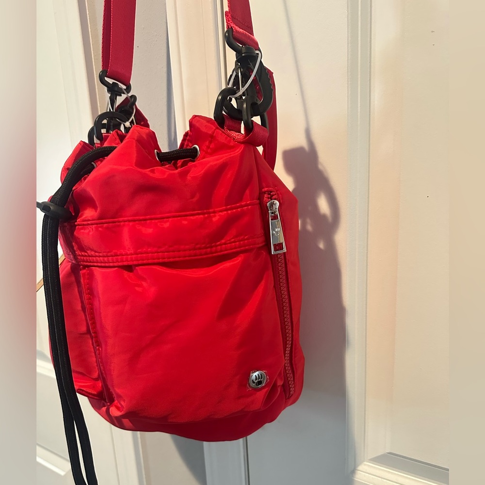 NWT: BearPaw Red Nylon Bucket Shoulder Bag. BRAND NEW WITH TAGS!! - Picture 3 of 5